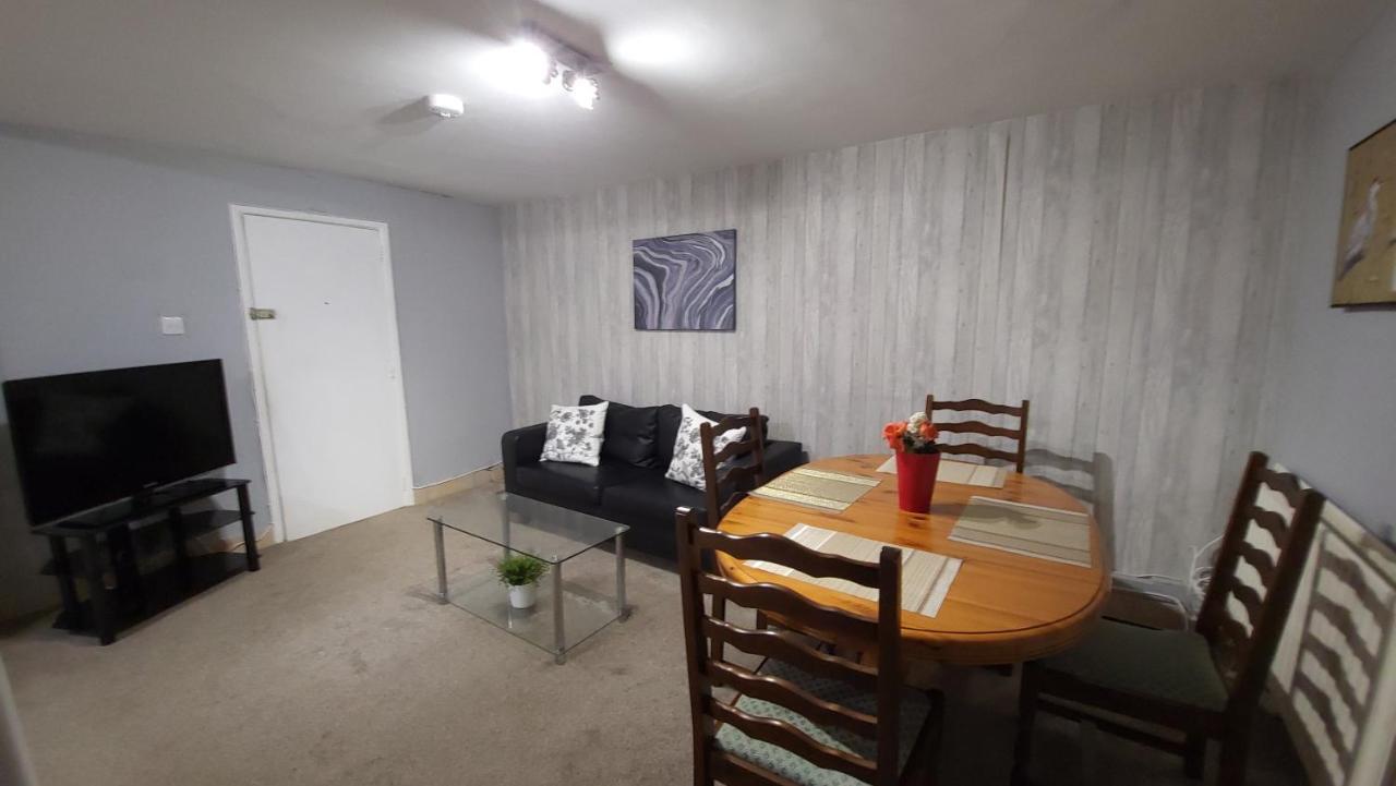 Fully Furnished 3 Bedroom Apartamento *