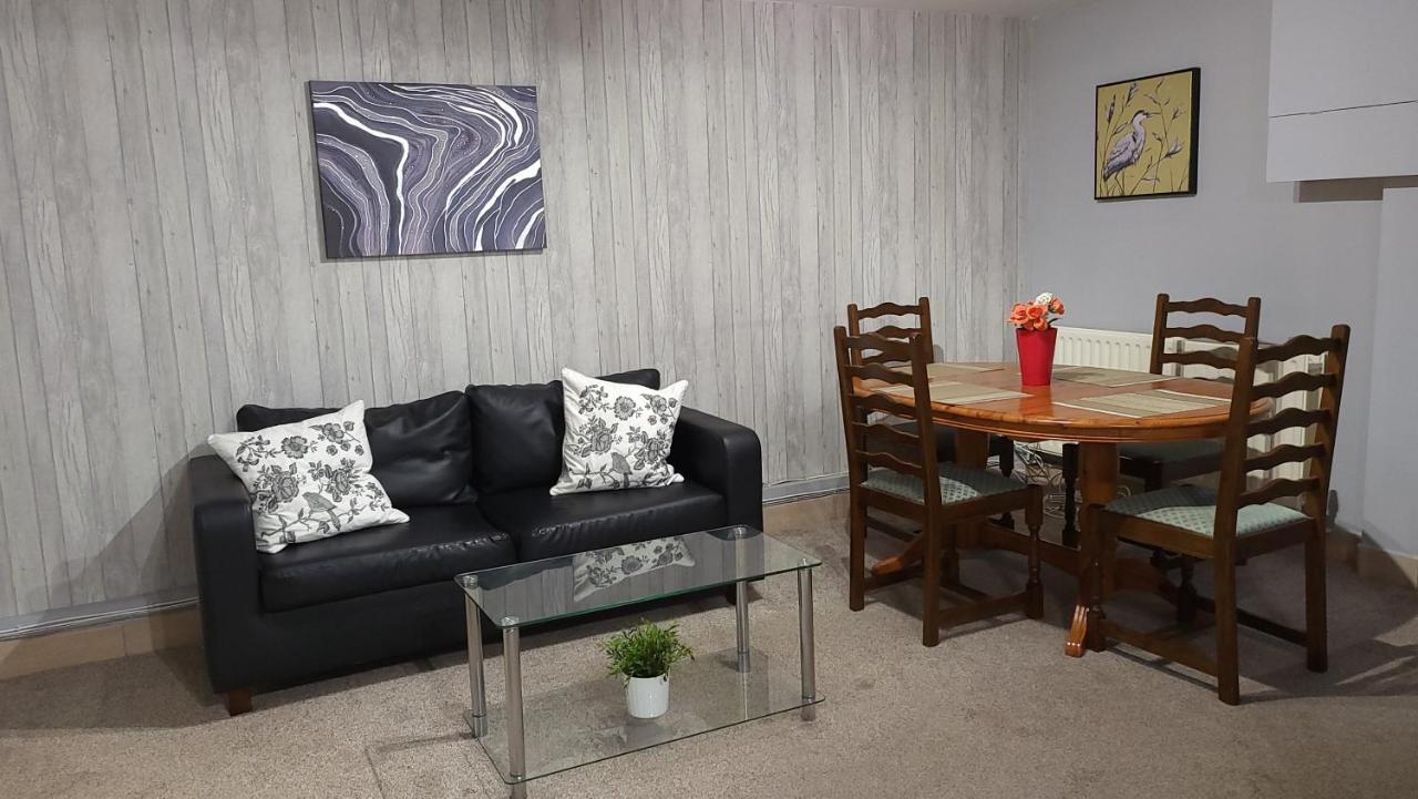 Fully Furnished 3 Bedroom Apartamento